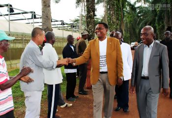 赤道幾內(nèi)亞中南省省長視察參觀中國援赤道幾內(nèi)亞示范農(nóng)場