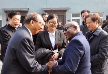 赤道幾內(nèi)亞原農(nóng)業(yè)、畜牧與食品部部長(zhǎng)維克托•格蘭赫•梅萊訪問江西贛糧實(shí)業(yè)有限公司