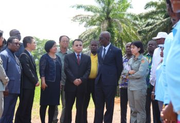 赤幾農林部部長、巴塔總領事徐莊聲到示范農場視察