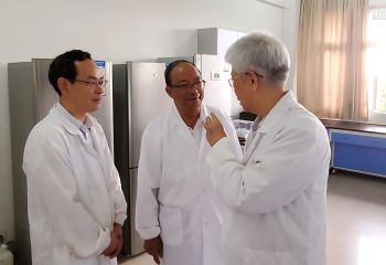 謝華安、謝聯(lián)輝院士在贛糧院士工作站指導工作