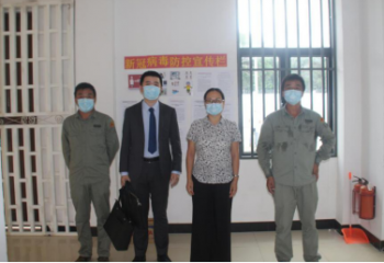 中國駐赤幾大使亓玫、經(jīng)商處秘書李聰?shù)绞痉掇r(nóng)場視察指導工作