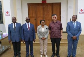 駐巴塔總領(lǐng)事陳泳陪同赤幾總理視察援赤幾 農(nóng)技組項目示范農(nóng)場